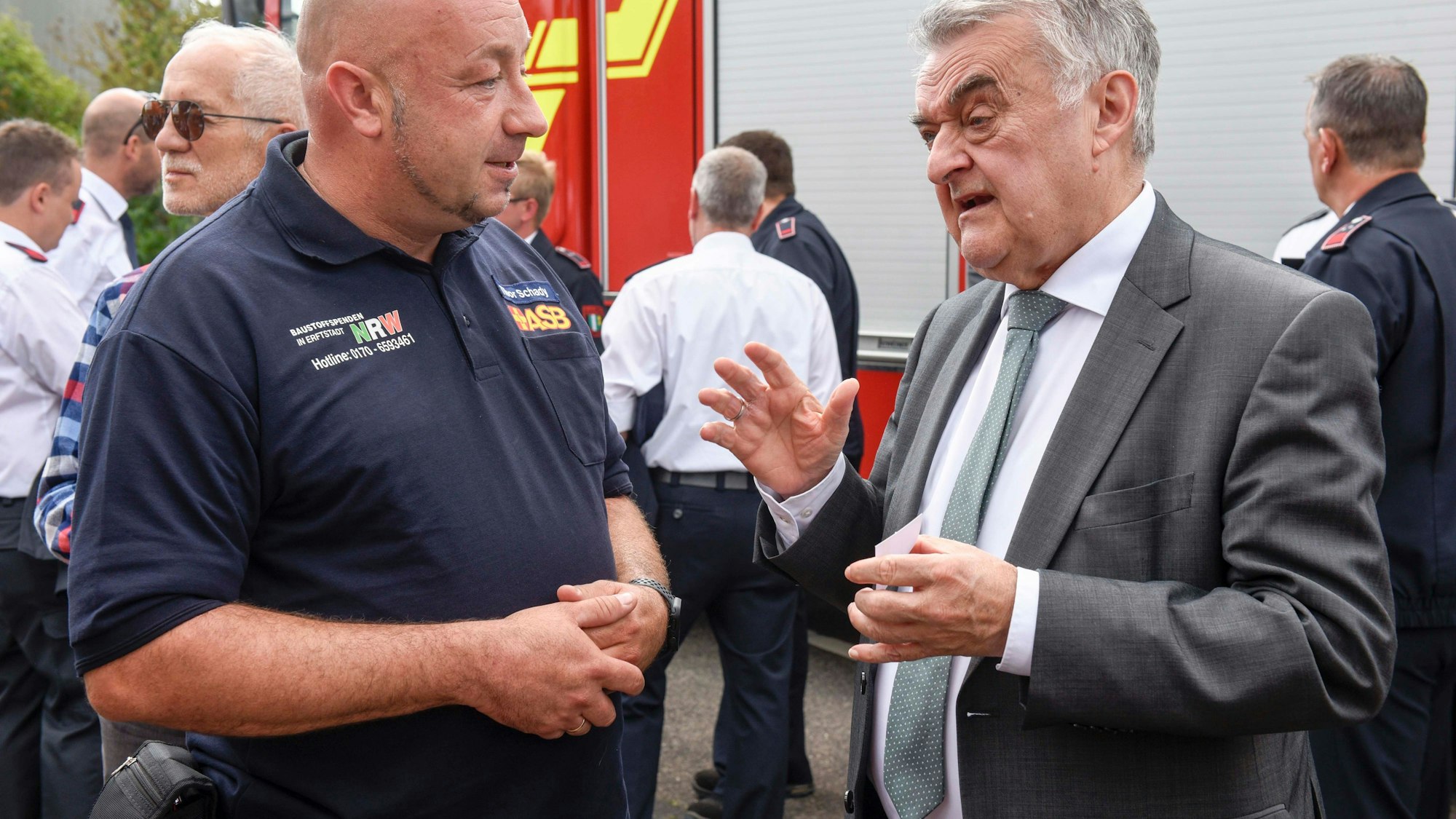Zwei Männer im Gespräch.