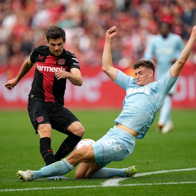 Eric Martel (re.) und Jonas Hofmann im Zweikampf.