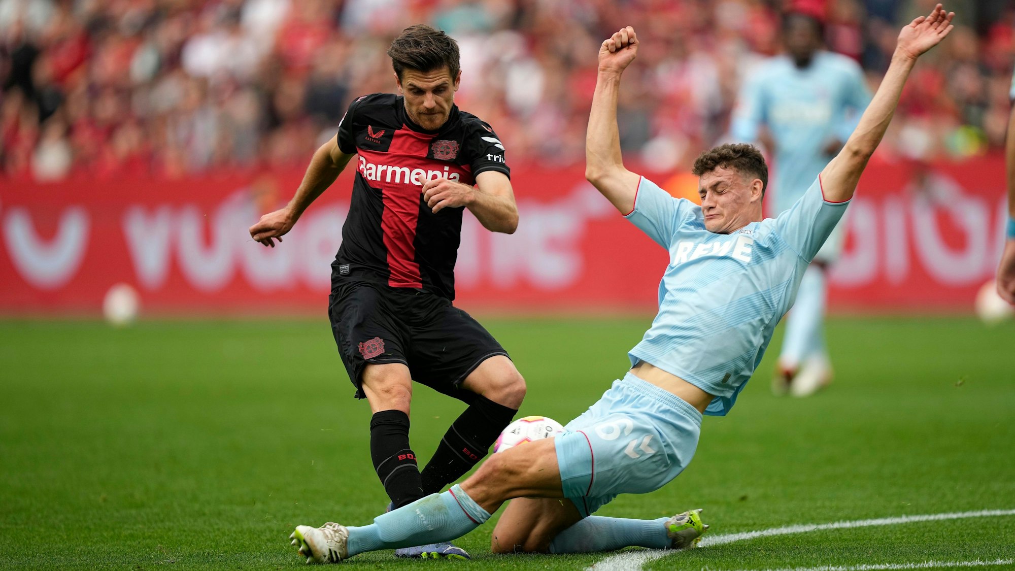 Eric Martel (re.) und Jonas Hofmann im Zweikampf.