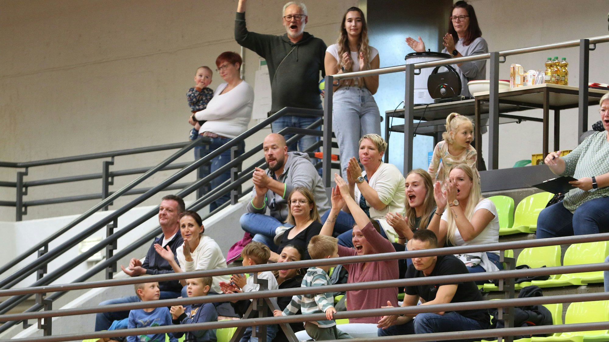 Das Bild zeigt Zuschauer beim Spiel der HSG Euskirchen.
