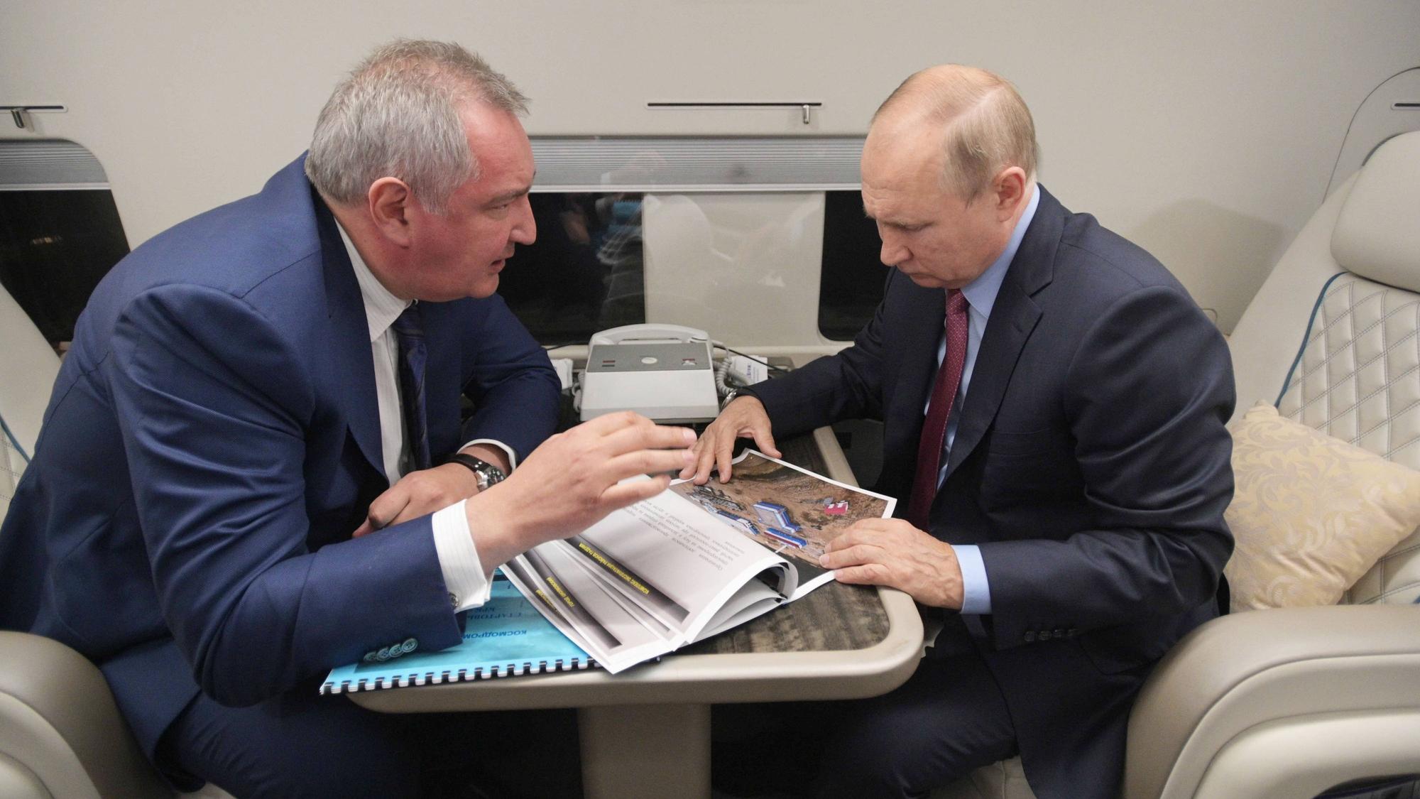 Der ehemalige Chef der russischen Weltraumbehörde Roscosmos, Dmitri Rogosin, im Gespräch mit Kremlchef Wladimir Putin. Rogosin soll Putin vorgeschlagen haben, die Ukraine mit Weltraumraketen anzugreifen. (Archivbild)