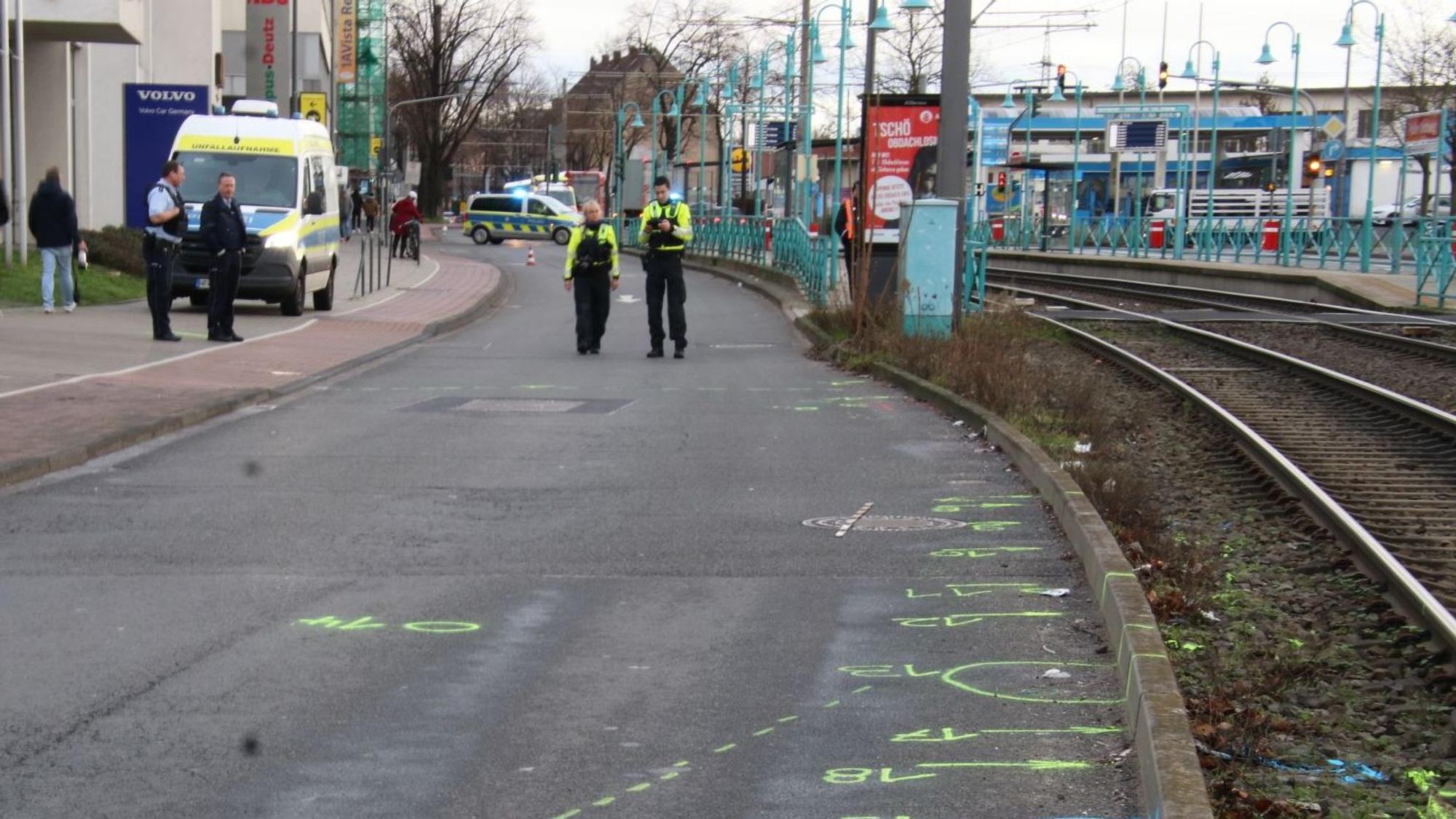 Vermessungen an der Unfallstelle auf der Siegburger Straße in Köln-Deutz im Januar 2023.