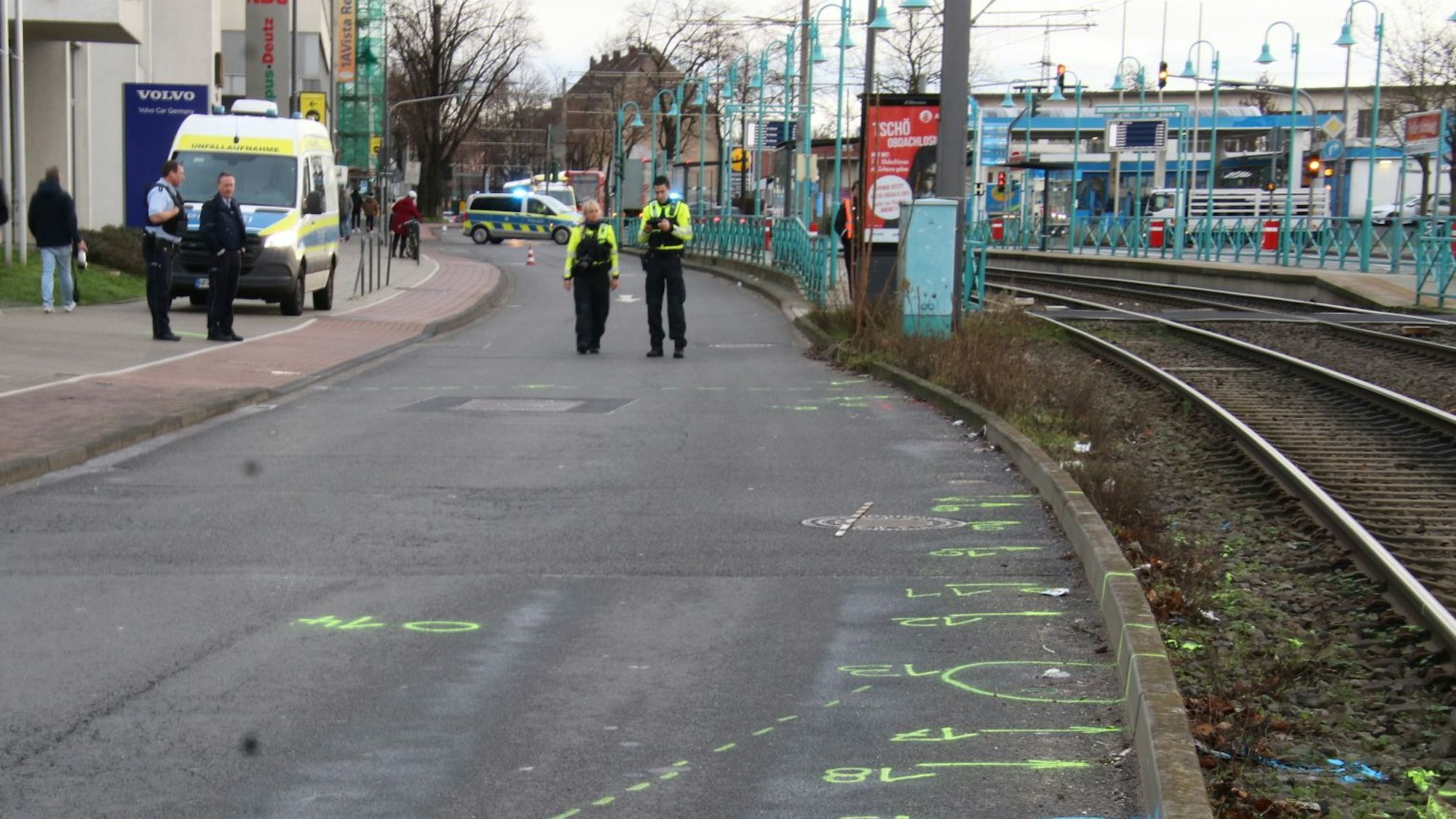 Vermessungen an der Unfallstelle auf der Siegburger Straße in Köln-Deutz im Januar 2023.
