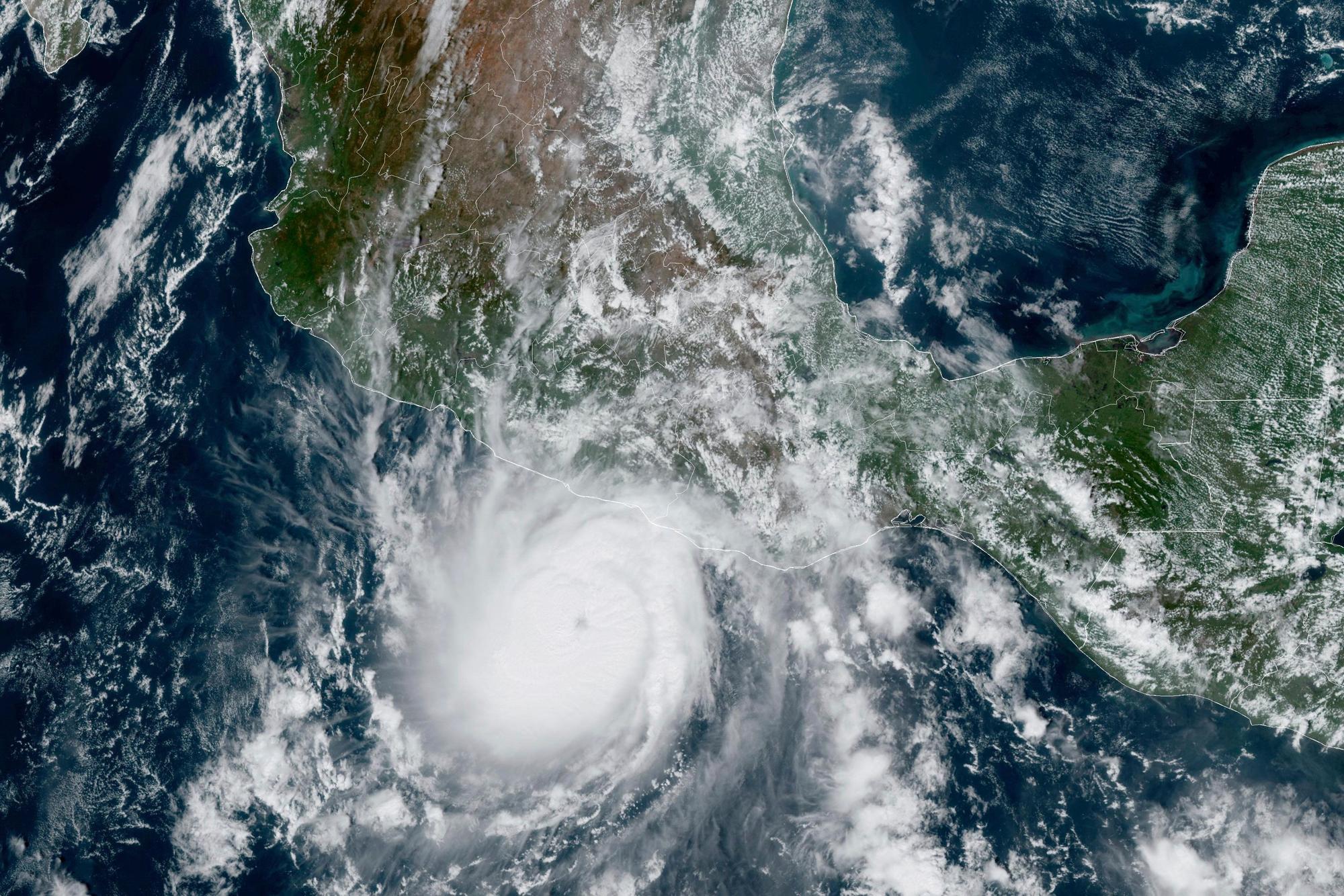 Dieses von der NOAA zur Verfügung gestellte Satellitenbild zeigt den Hurrikan Otis, der sich der mexikanischen Pazifikküste nahe Acapulco nähert.