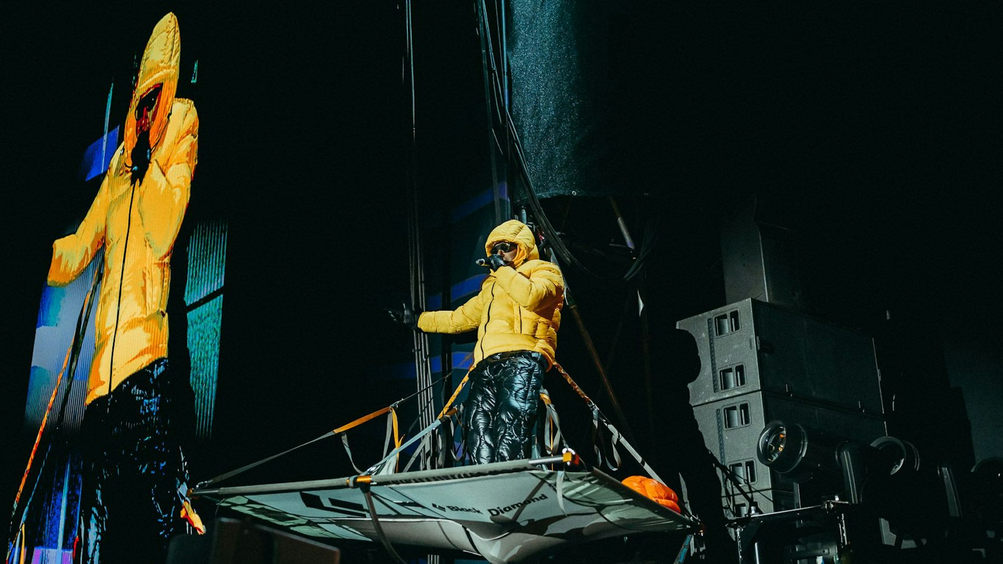 Zu sehen ist ein Mitglied der Band Deichkind auf der Bühne.