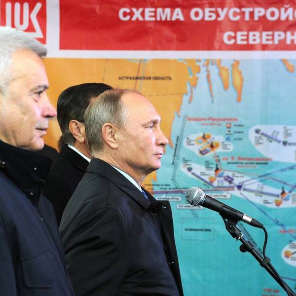 Russlands Präsident Wladimir Putin bei einem Termin in einer Lukoil-Analge in Astrakhan. Der Vorstandschef des Ölkonzerns ist gestorben – nur ein Jahr nach seinem Vorgänger.