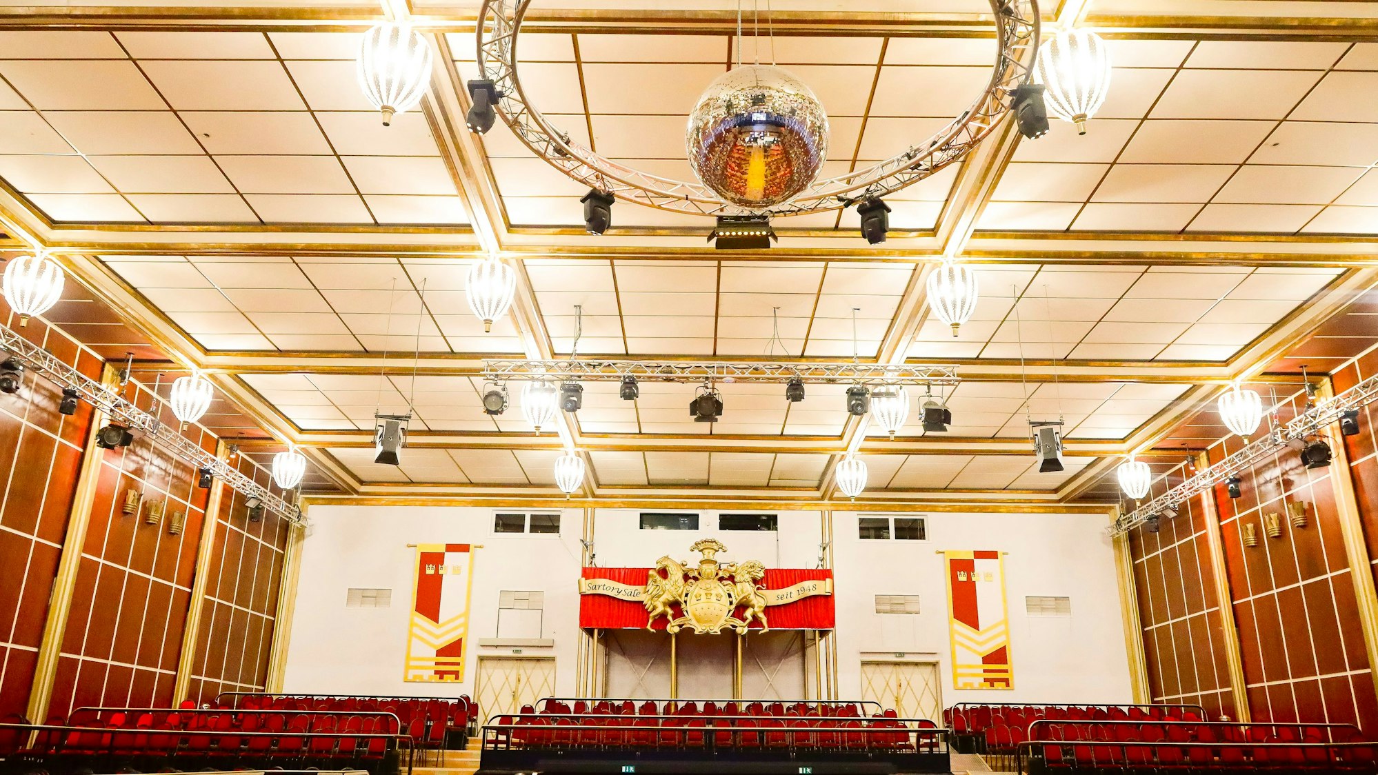 Zu sehen ist der große Sartory-Saal, welche renoviert wurde.