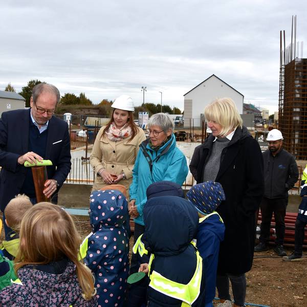 Auf dem Foto sind Bergheims Bürgermeister Volker Mießeler und Kinder der Kita „Rasselbande“ zu sehen.