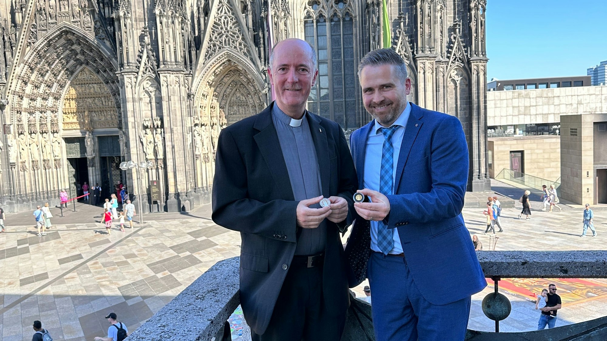 Euromint-Geschäftsführer Leif Burghard (rechts) hat das Exemplar mit der Nummer 1 nun offiziell an Dompropst Guido Assmann (links) überreicht.