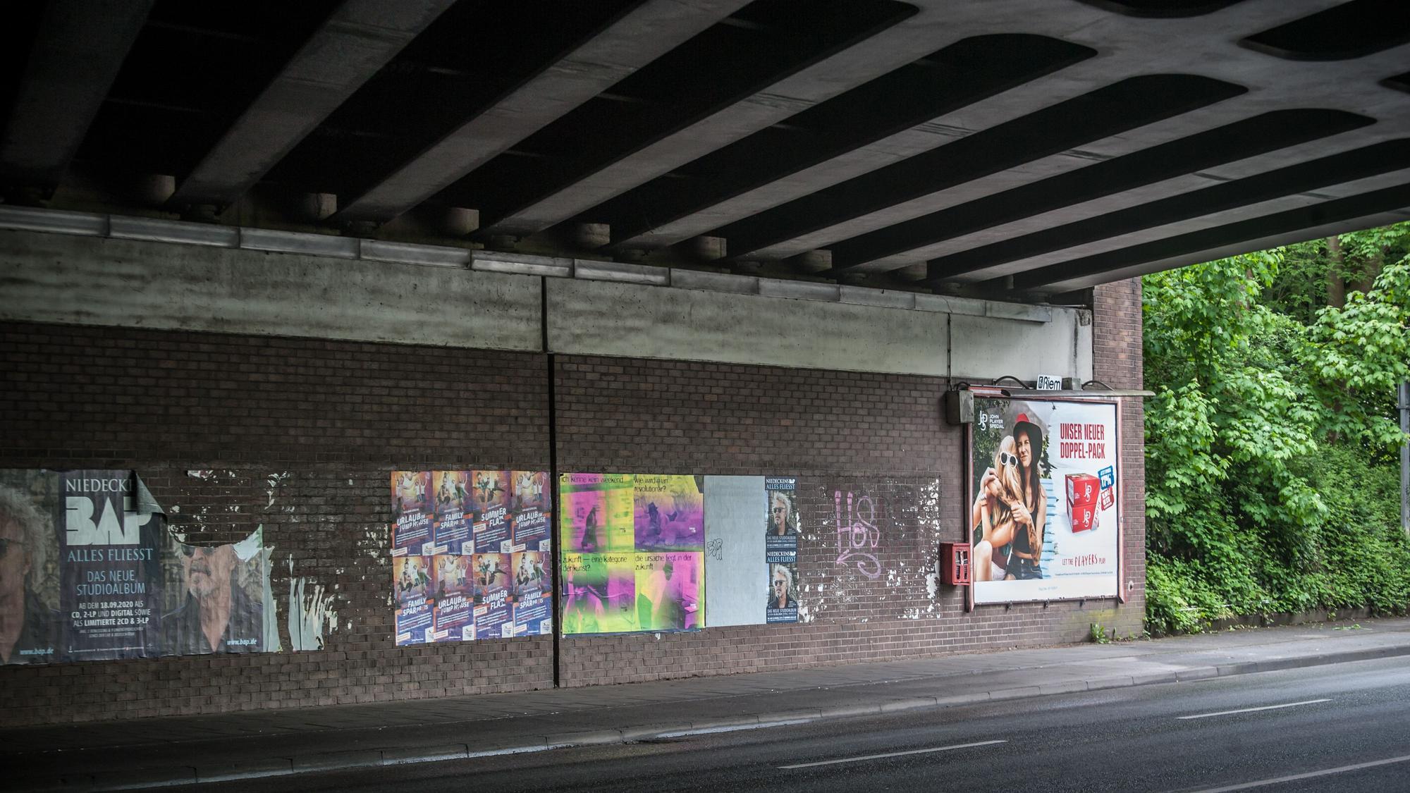 Plakate hängen an der Eisenbahnunterführung in Opladen.