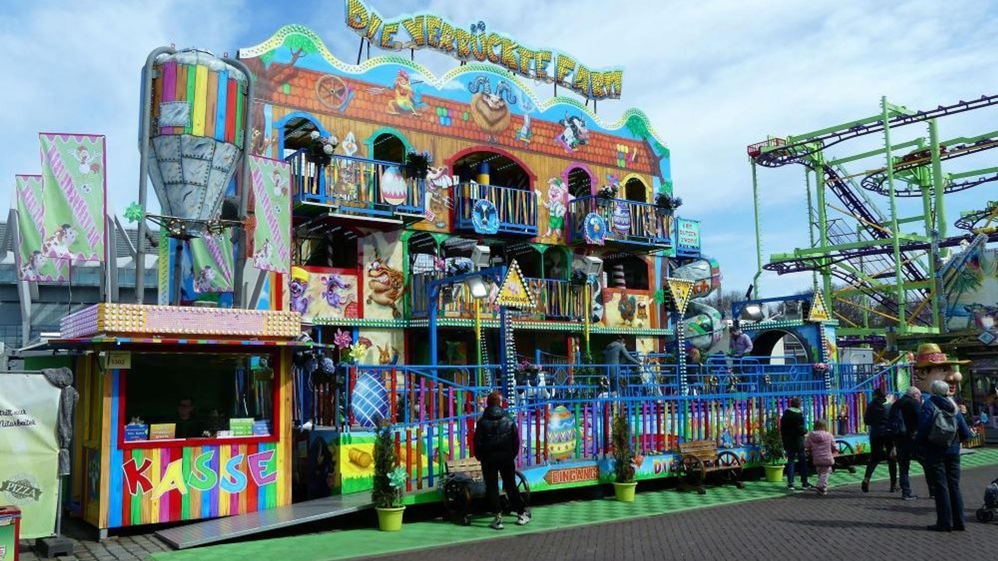 Das Fahrgeschäft „Die verrückte Farm“