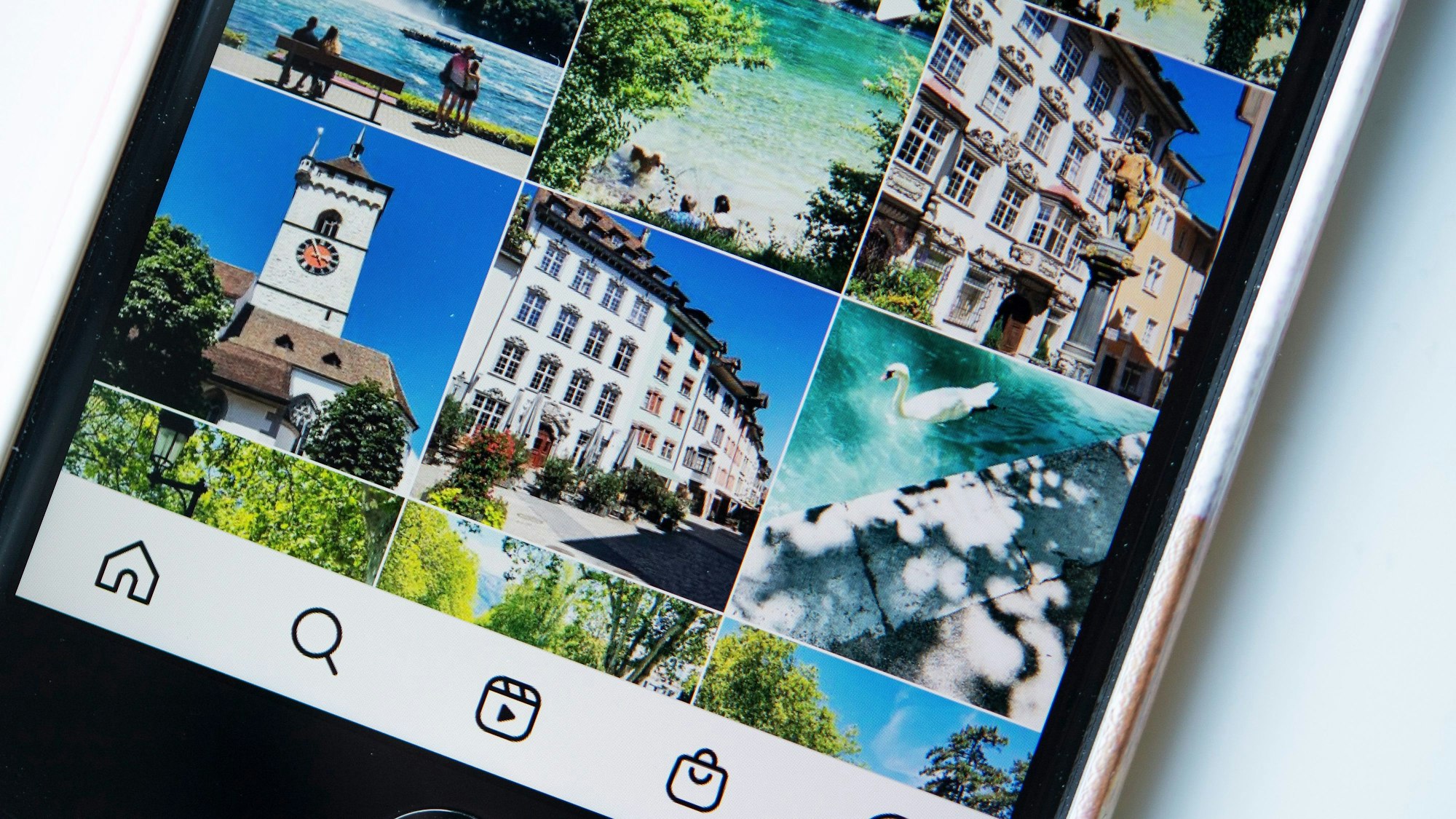 Fotos sind auf einem Smartphone-Display zu sehen.