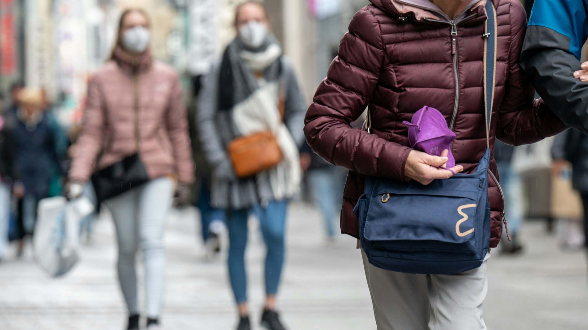In den Fußgängerzonen tragen einige Passanten weiterhin eine Schutzmaske.