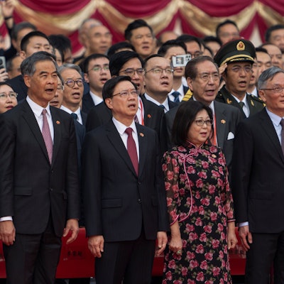 Festlich gekleidete Frauen und Männer singen mit geöffneten Mündern, während die Hände seitlich vom Körper ruhen. (Archivbild)