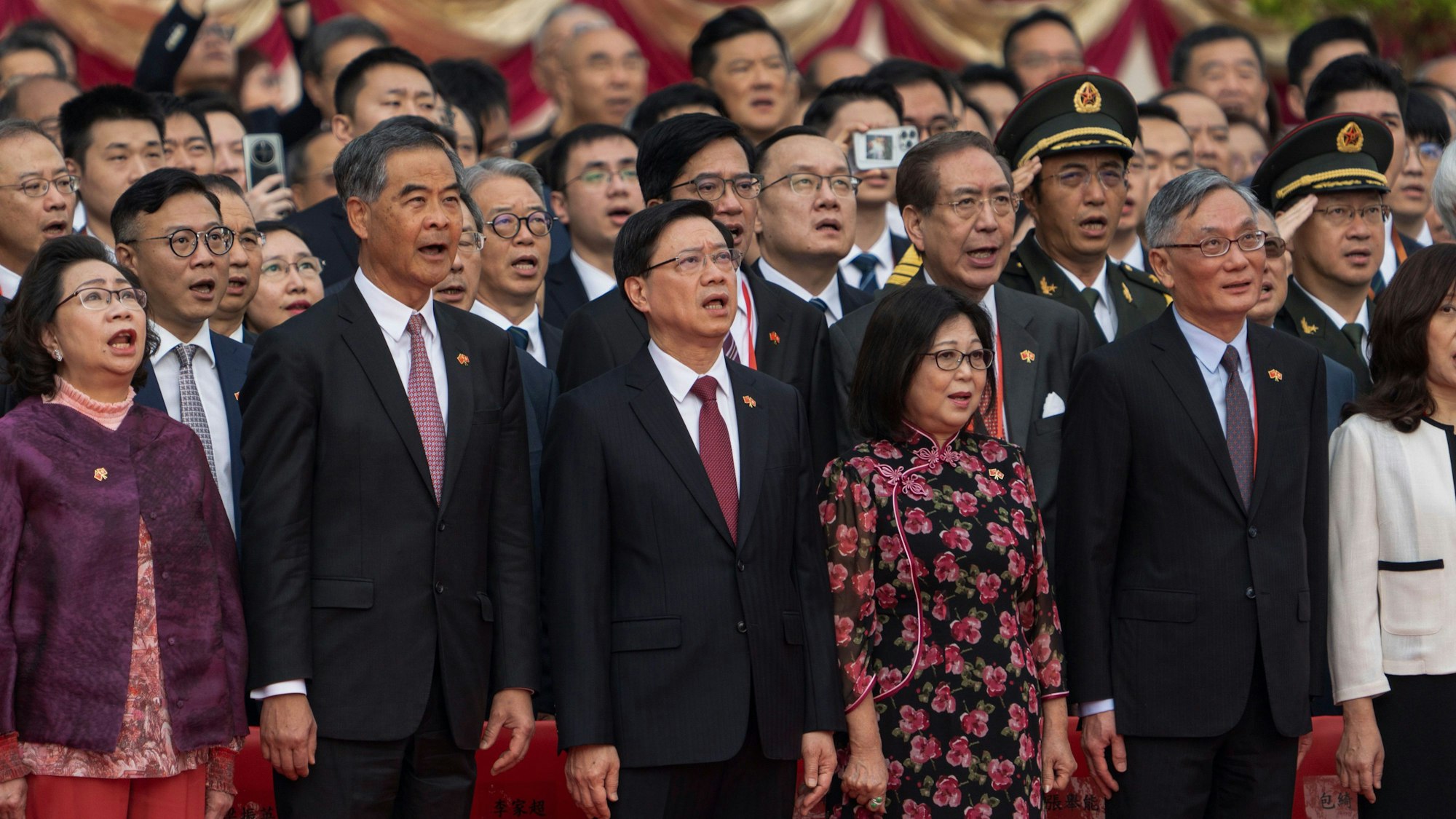Festlich gekleidete Frauen und Männer singen mit geöffneten Mündern, während die Hände seitlich vom Körper ruhen. (Archivbild)