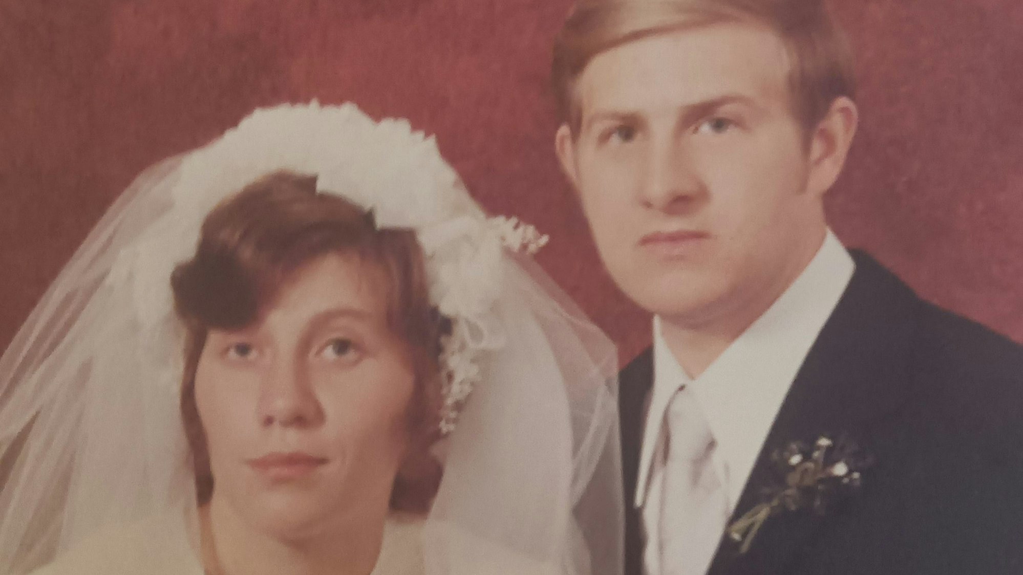 Zu sehen ist ein Bild des Paares am Tag der Hochzeit im Jahr 1973.