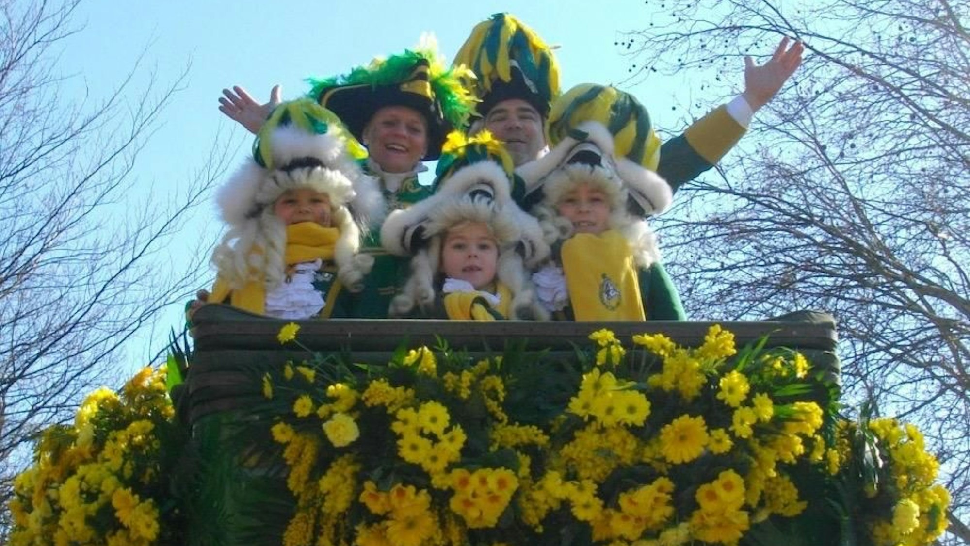 Zu sehen ist Rainer Broicher mit seiner Familie auf einem Karnevalswagen.