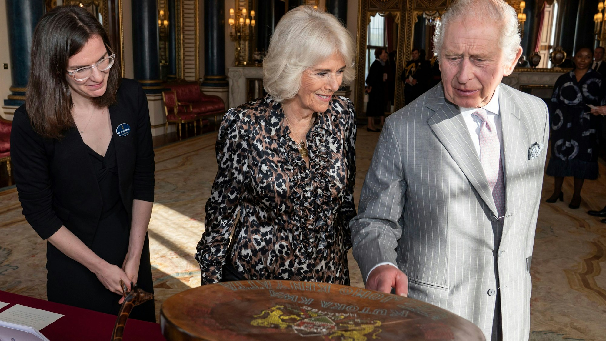 Der britische König Charles III. und Königin Camilla betrachten einen Teil der königlichen Sammlung, die sich auf die Verbindung der königlichen Familie zu Kenia bezieht, während eines Empfangs für die kenianische Diaspora im Buckingham Palace.
