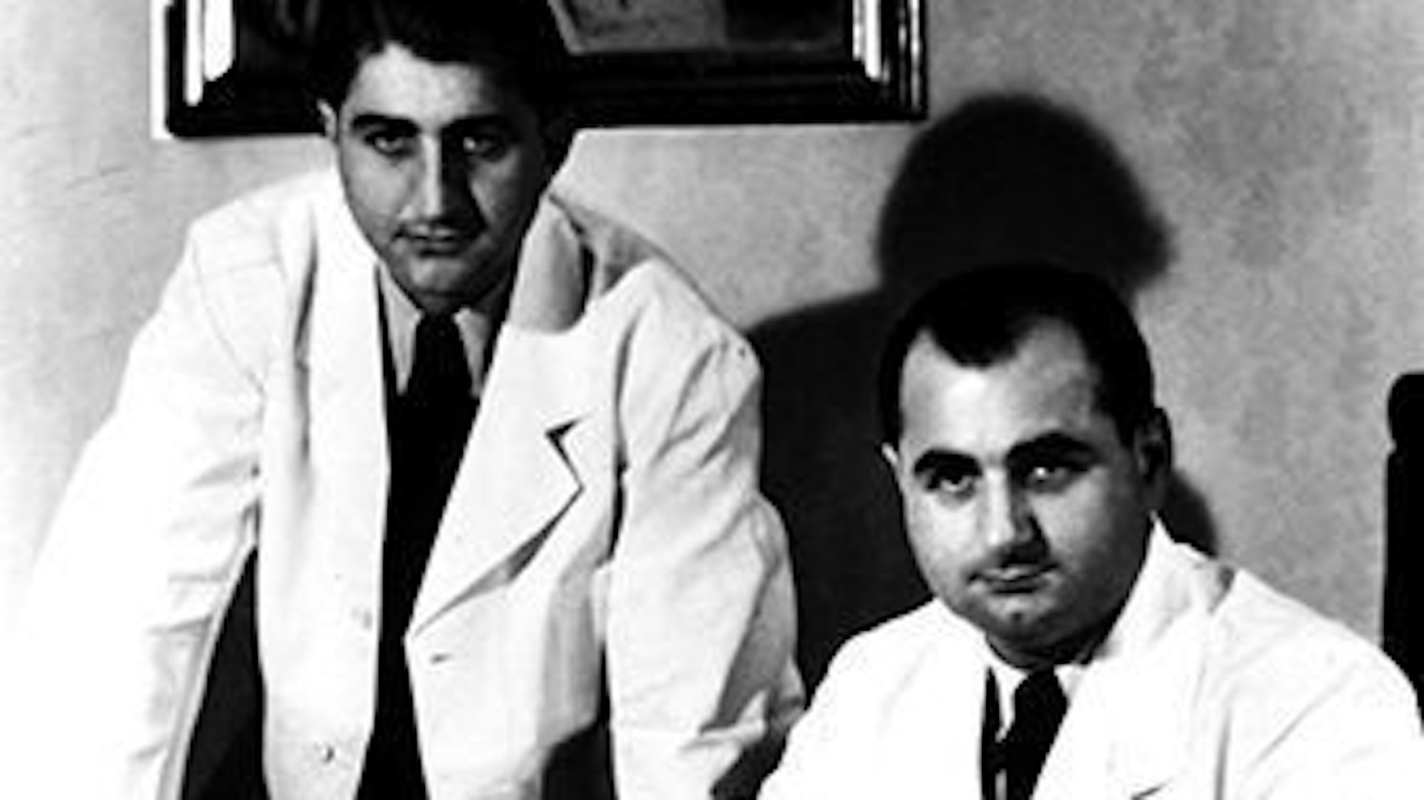 Die Brüder Paul und Hans Riegel in ihrem Büro bei Haribo im Jahr 1950.