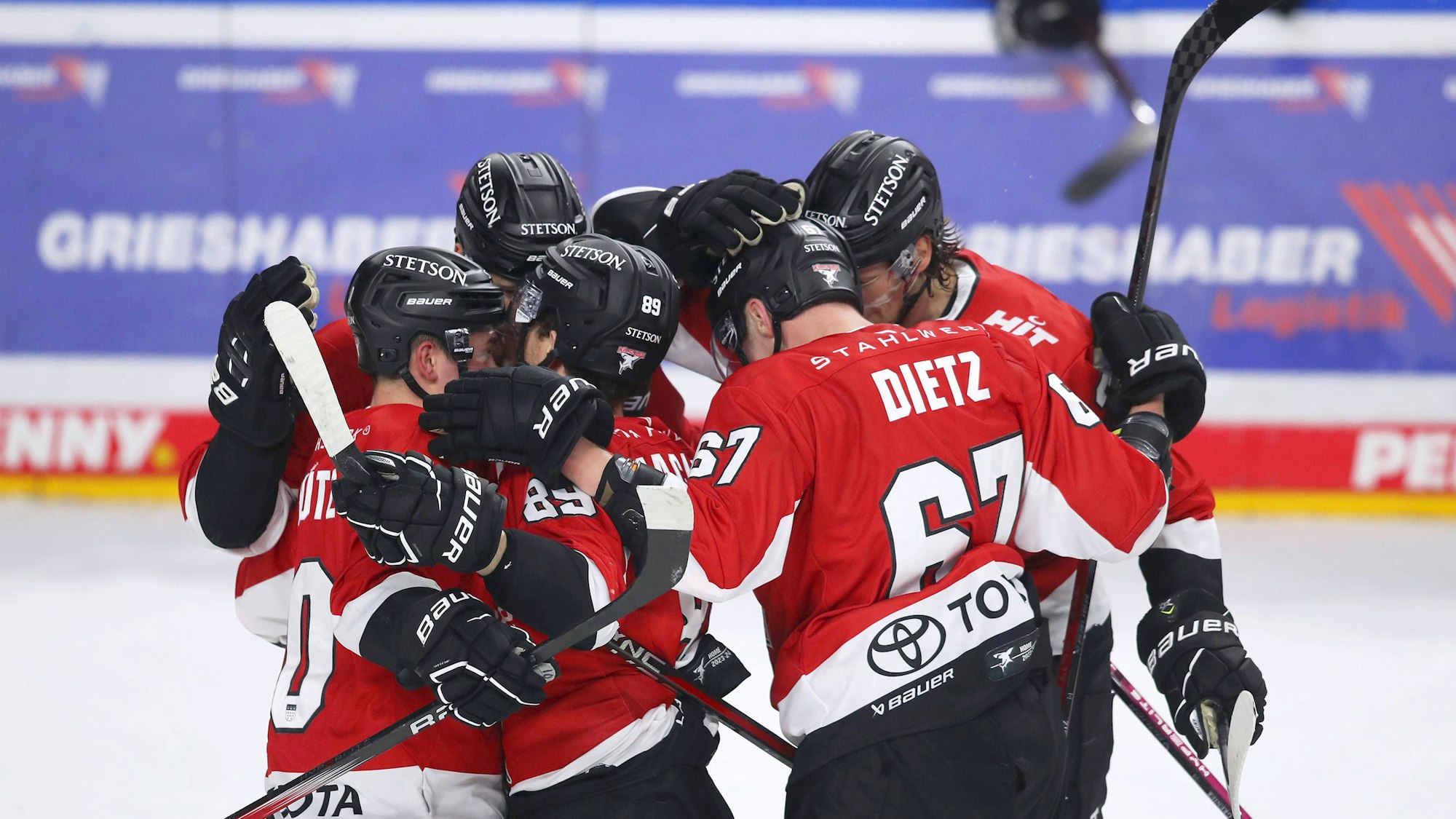Torjubel nach dem 3:1 durch Andrej Sustr Kölner.