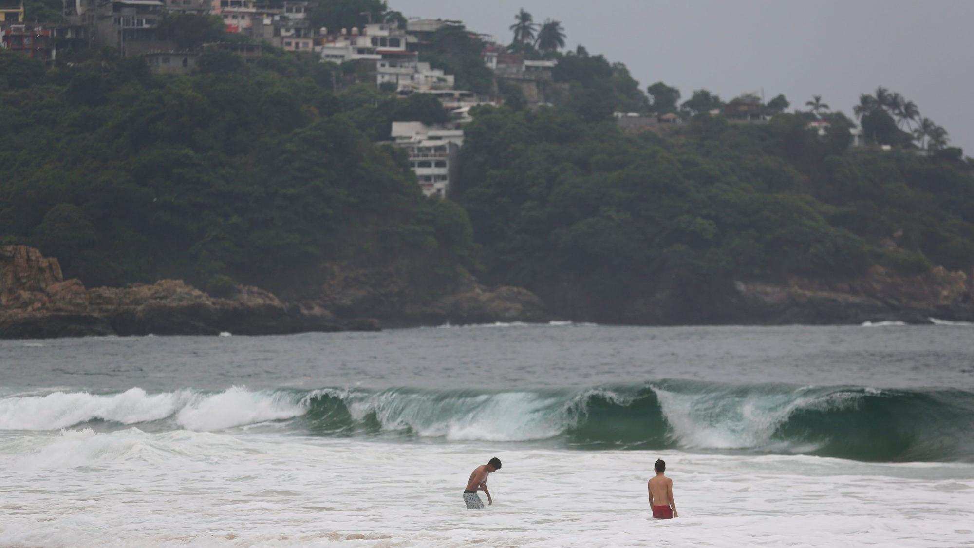 Touristen schwimmen in Acapulco am Dienstag.