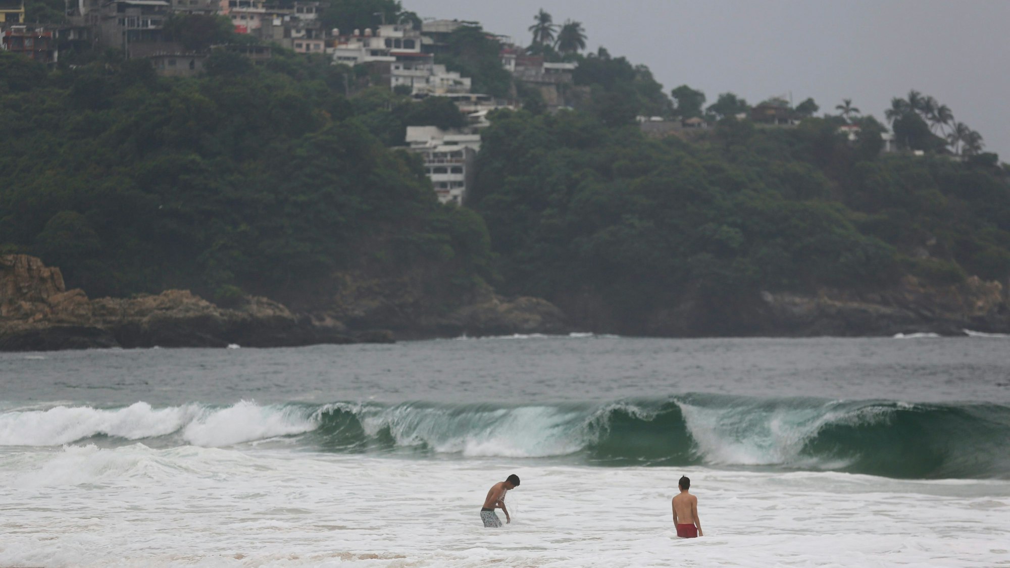 Touristen schwimmen in Acapulco am Dienstag.