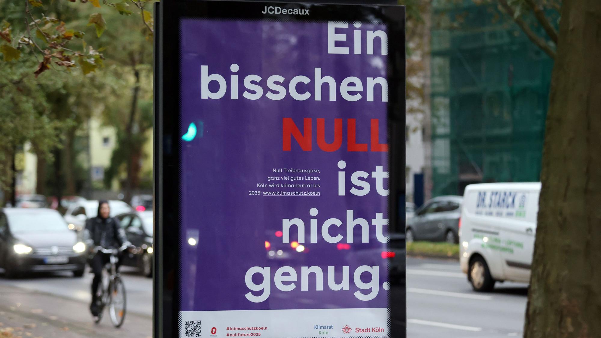 Die Stadt Köln warb 2023 auf Plakaten für ihre Klimaziele, hier an der Inneren Kanalstraße/Venloer Straße.