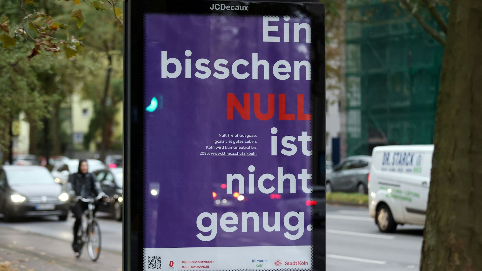 Ein Plakat der Stadt Köln mit dem Schriftzug: „Ein bisschen Null ist nicht genug.“