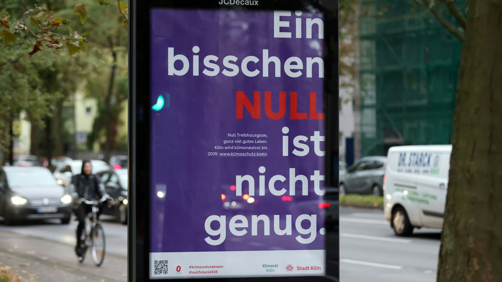 Die Stadt Köln wirbt auf Plakaten für ihre Klimaziele.