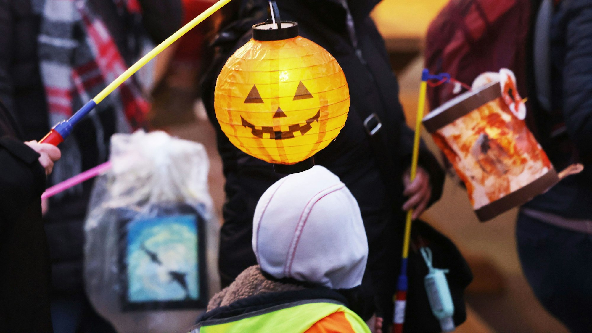 ARCHIV - 05.11.2021, Nordrhein-Westfalen, Duisburg: Eltern und Kinder gehen mit Laternen beim Martinsumzug durch die Innenstadt. (zu dpa: «Martinszüge sollen wieder ganz normal stattfinden») Foto: Oliver Berg/dpa +++ dpa-Bildfunk +++