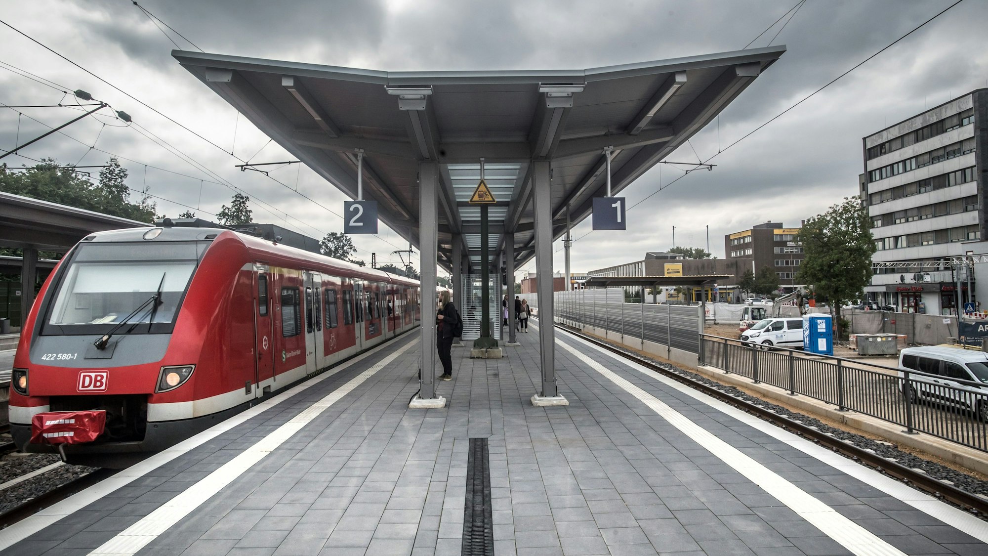 Die Gleise 1 und 2 am Bahnhof Leverkusen-Mitte.