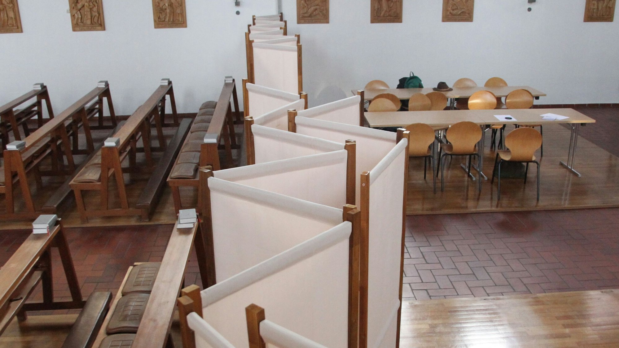 Ein Raumtrenner aus Holz und Stoff im Innenraum einer Kirche