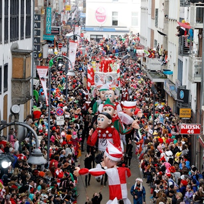 Der Rosenmontagszug zieht durch die Severinstraße.
