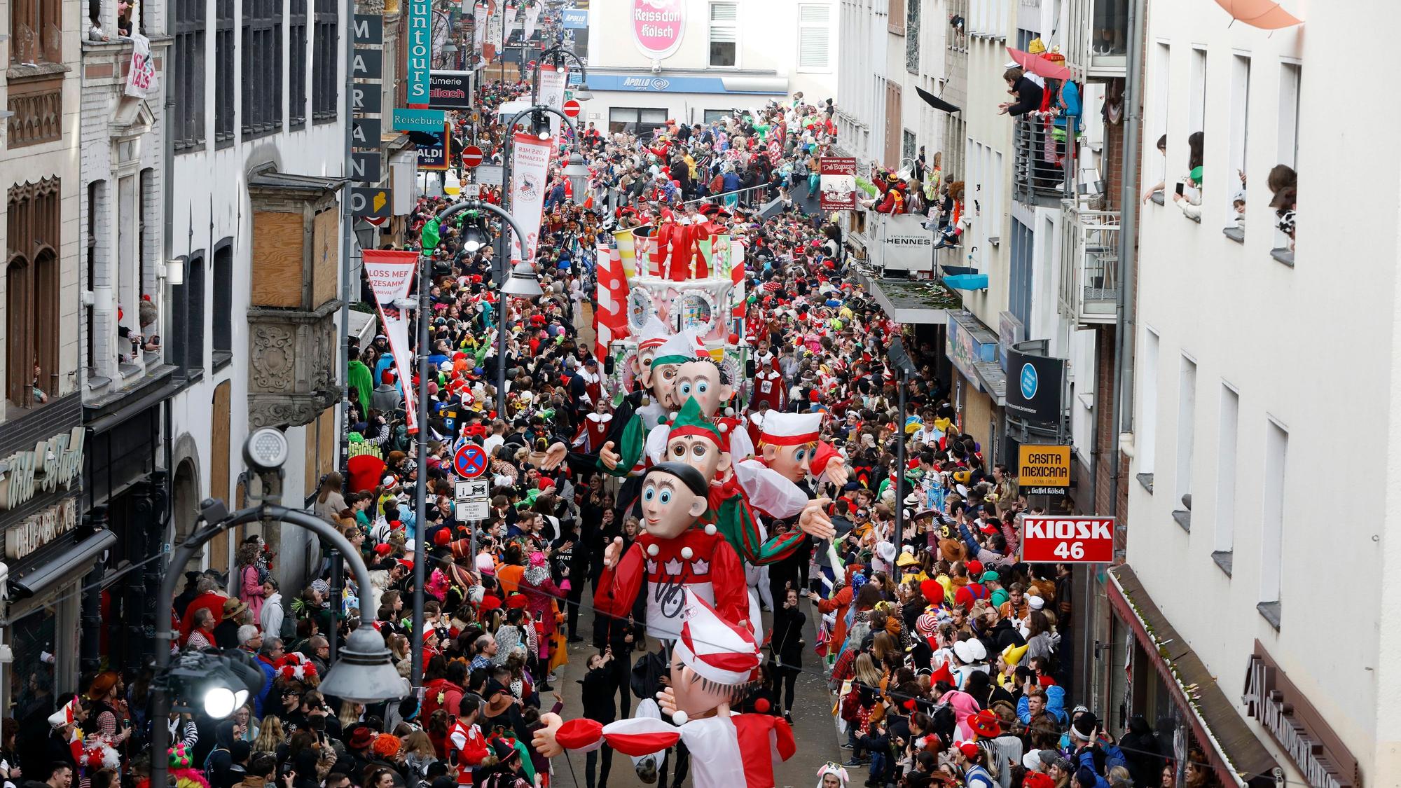 Der Rosenmontagszug zieht durch die Severinstraße.