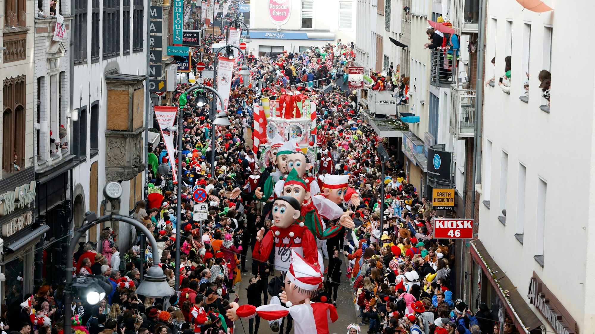 Der Rosenmontagszug zieht durch die Severinstraße.
