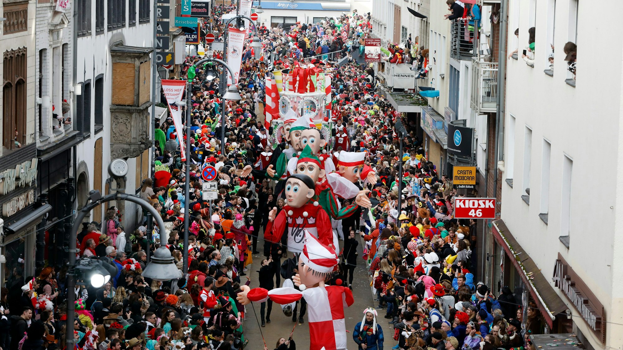 Der Rosenmontagszug zieht durch die Severinstraße.