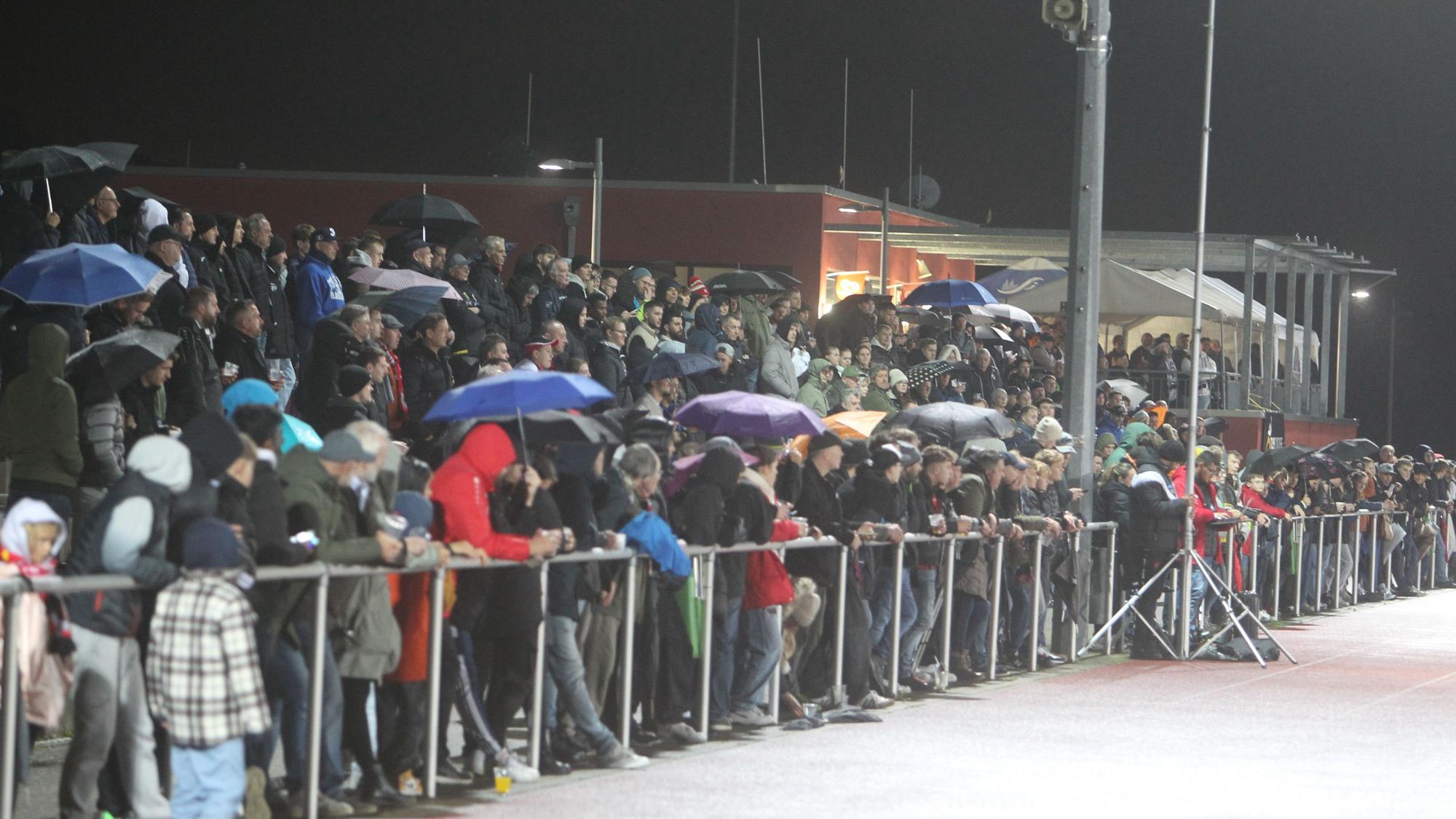 „Ausverkauft“ mit 538 zahlenden Zuschauer meldete der Stadionsprecher nach der Pause.