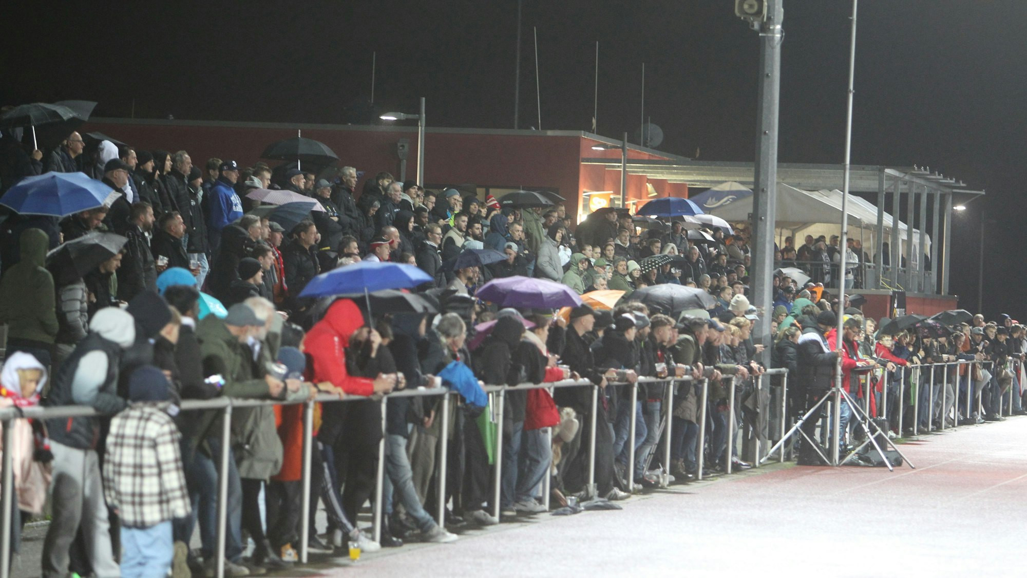 „Ausverkauft“ mit 538 zahlenden Zuschauer meldete der Stadionsprecher nach der Pause.