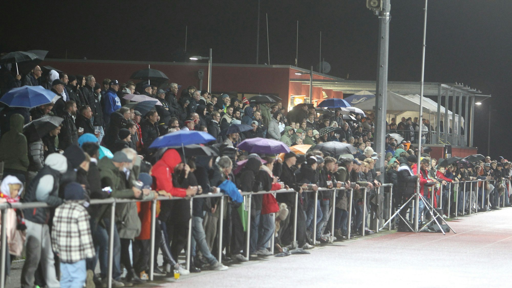 „Ausverkauft“ mit 538 zahlenden Zuschauer meldete der Stadionsprecher nach der Pause.
