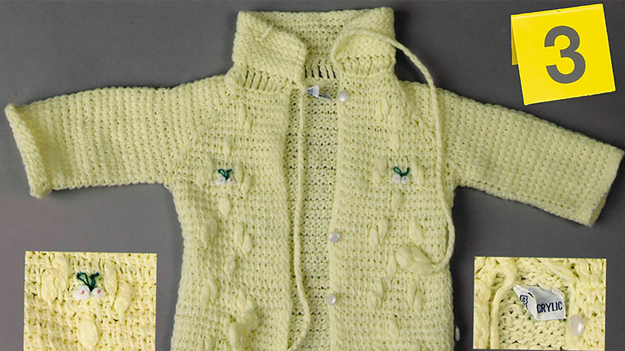 Babyjacke auf Tisch.