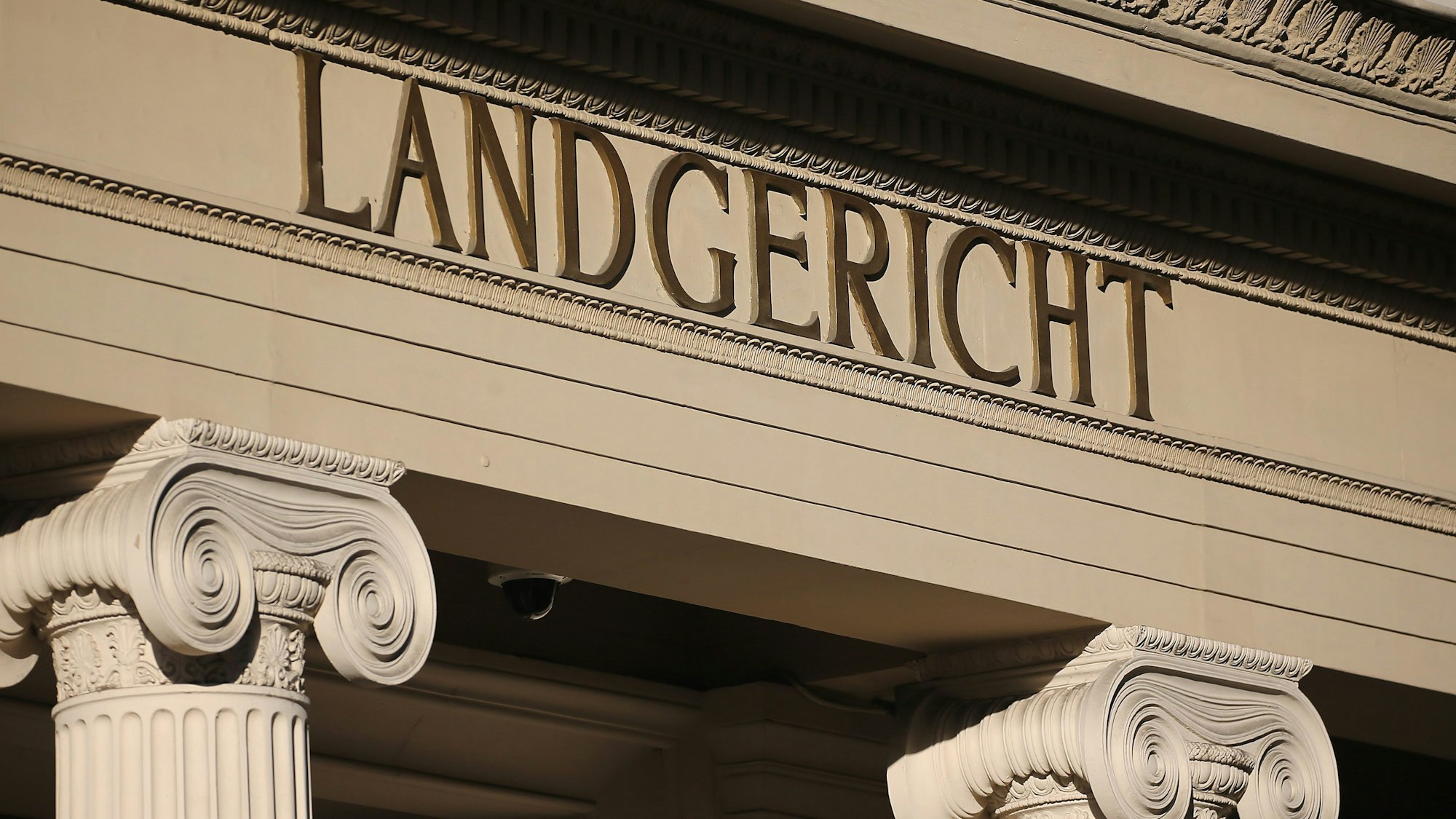 Das Eingangsportal des Bonner Landgerichts.