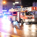 Einsatzwagen der Feuerwehr Köln auf dem Weg zu einem Einsatz. (Symbolfoto)