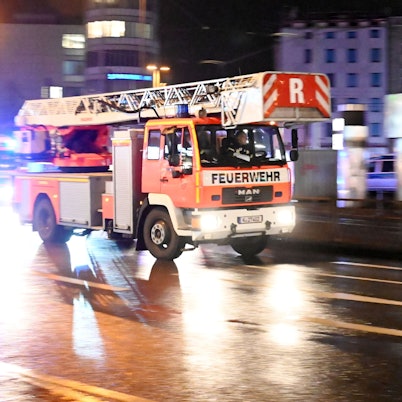 Einsatzwagen der Feuerwehr Köln auf dem Weg zu einem Einsatz. (Symbolfoto)
