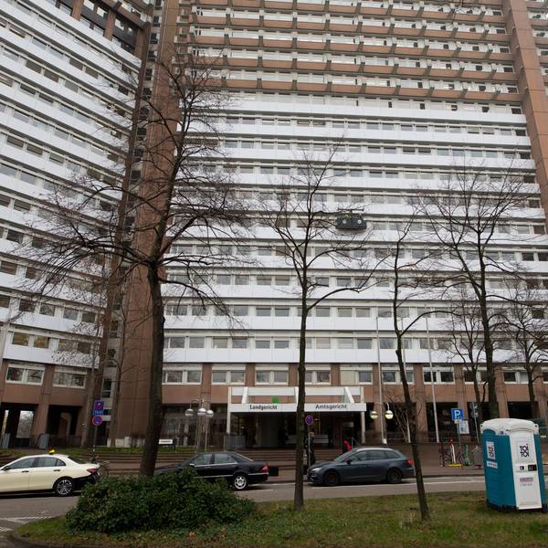 Der Eingang zum Landgericht und Amtsgericht Köln ist auf dem Foto zu sehen.