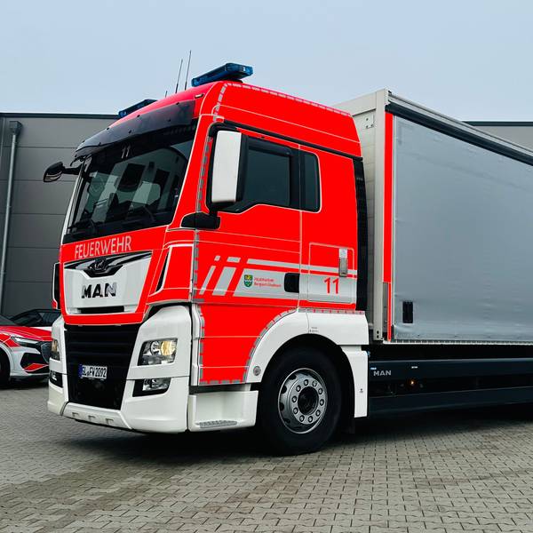 Der neue Fahrschul-LKW der Feuerwehr Bergisch Gladbach steht auf einem Hof.
