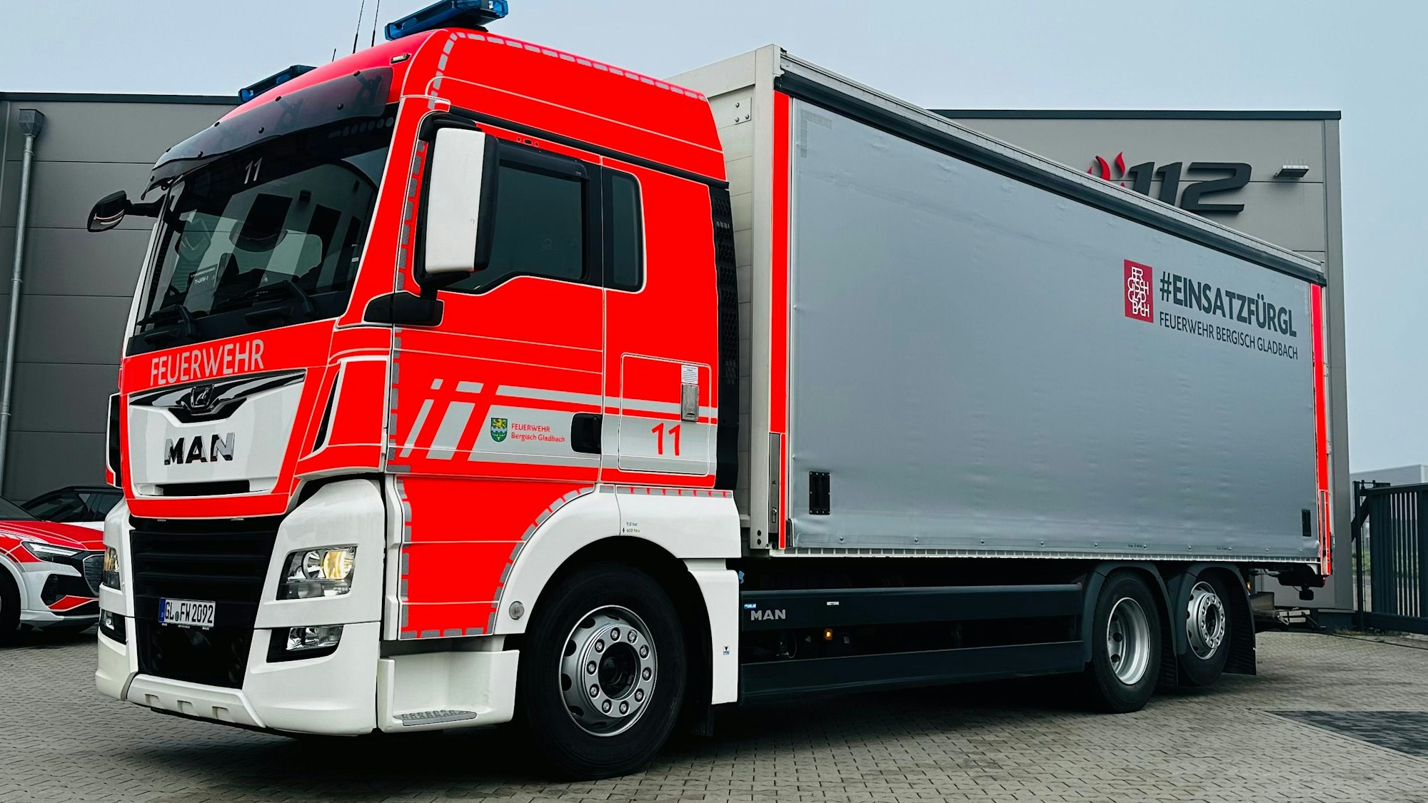 Der neue Fahrschul-LKW der Feuerwehr Bergisch Gladbach steht auf einem Hof.