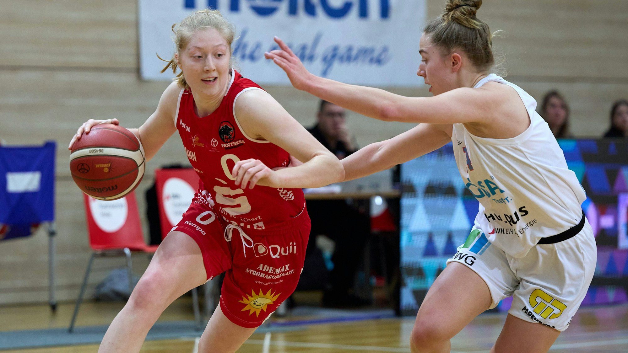 Frieda Buehner Osnabrueck, 0, Lotta Stach MBC Lions, 14, Gisa Lions MBC - Girolive-Panthers Osnabrueck, Basketball, Frauen, DBBL, Meisterschaft, 19. Spieltag, 2022/2023, 19.02.2023, Halle SWH Arena Sachsen-Anhalt Deutschland *** Frieda Buehner Osnabrueck, 0 , Lotta Stach MBC Lions, 14 , Gisa Lions MBC Girolive Panthers Osnabrueck, Basketball, Women, DBBL, Championship, 19 Matchday, 2022 2023, 19 02 2023, Halle SWH Arena Sachsen Anhalt Germany