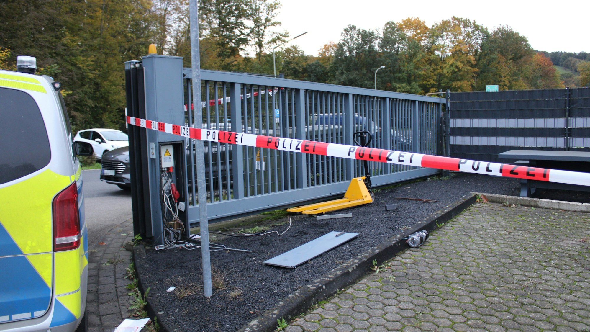 Der Stromkasten am Rolltor wurde aufgebrochen.