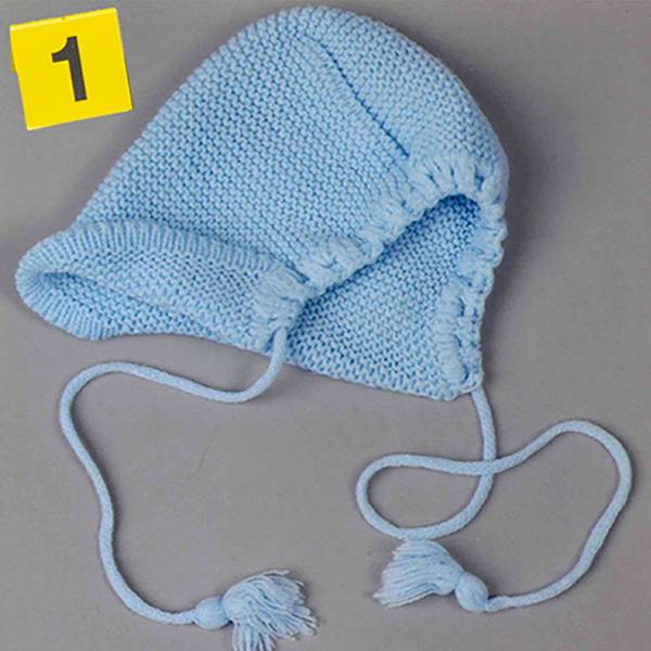 Eine hellblaue Häkelmütze für Babys.