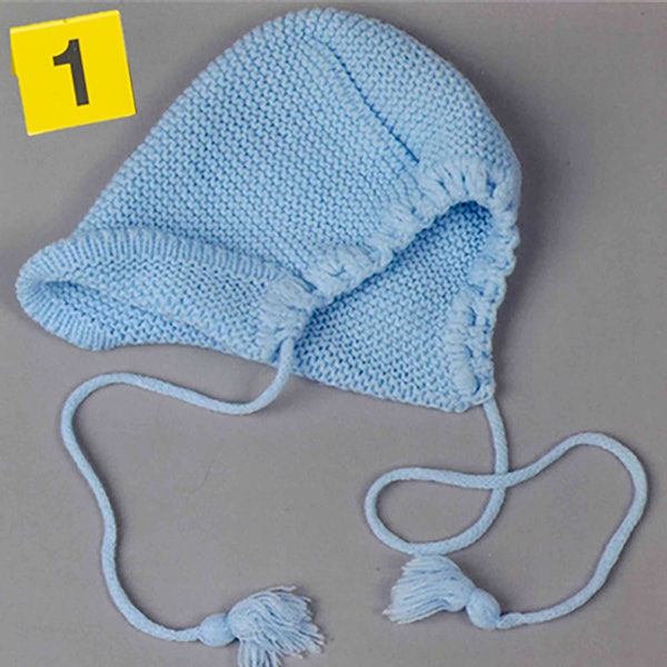 Eine hellblaue Häkelmütze für Babys.